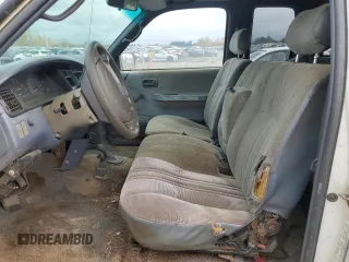 1997 Toyota T100 DX z VIN JT4UN22DXV0041578, wystawiony jako Copart lot #77388104 z przebiegiem 333 587 mil mil oraz Tytuł czysty. Historia ofert i sprzedaży dostępna na DreamBid. Obrazek 7.
