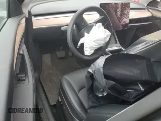 2025 Tesla Model Y Long Range z VIN 7SAYGAEE4SF260398, wystawiony jako Copart lot #54580745 z przebiegiem Nie podano mil oraz Szkoda całkowita • Salvage title. Historia ofert i sprzedaży dostępna na DreamBid. Obrazek 8.