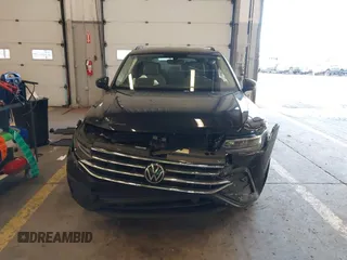 2023 Volkswagen Tiguan S z VIN 3VVRB7AX6PM069001, wystawiony jako IAAI lot #41193316 z przebiegiem 21 586 mil mil oraz . Historia ofert i sprzedaży dostępna na DreamBid. Obrazek 11.