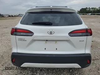 2024 Toyota Corolla Cross XLE z VIN 7MUDAAAG4RV102983, wystawiony jako Copart lot #50891575 z przebiegiem 12 023 mil mil oraz Szkoda całkowita • Salvage title. Historia ofert i sprzedaży dostępna na DreamBid. Obrazek 6.
