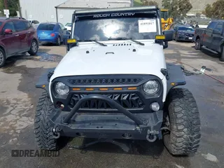 2017 Jeep Wrangler Unlimited Sahara z VIN 1C4BJWEG5HL731242, wystawiony jako IAAI lot #41891017 z przebiegiem 97 097 mil mil oraz . Historia ofert i sprzedaży dostępna na DreamBid. Obrazek 12.