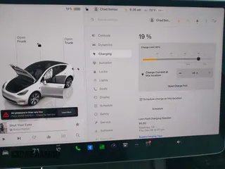 2022 Tesla Model Y Long Range z VIN 7SAYGDEE3NF426481, wystawiony jako IAAI lot #42076729 z przebiegiem 21 648 mil mil oraz . Historia ofert i sprzedaży dostępna na DreamBid. Obrazek 17.