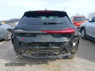 2024 Audi Q8 e-tron z VIN WA16AAGE2RB031437, wystawiony jako IAAI lot #41761720 z przebiegiem 19 579 mil mil oraz . Historia ofert i sprzedaży dostępna na DreamBid. Obrazek 17.