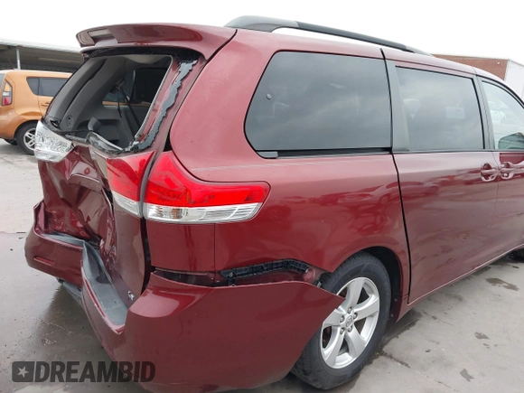 2014 Toyota Sienna LE AAS z VIN 5TDKK3DC9ES466877, wystawiony jako IAAI lot #42298356 z przebiegiem 189 826 mil mil oraz . Historia ofert i sprzedaży dostępna na DreamBid. Obrazek 19.
