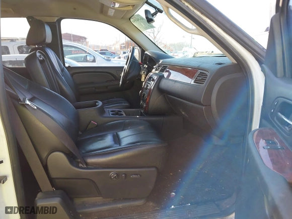 2009 Chevrolet Silverado 1500 LTZ with VIN 1GCEK39079Z114929, listed as a IAAI auction lot 41494959 with 305,078 mi miles. Bid and sale history available at carsss.com. Image 5.