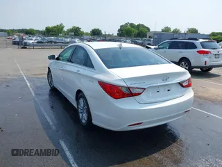 2013 Hyundai Sonata GLS z VIN 5NPEB4AC0DH566586, wystawiony jako IAAI lot #42329993 z przebiegiem 118 089 mil mil oraz . Historia ofert i sprzedaży dostępna na DreamBid. Obrazek 3.