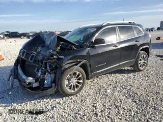 2019 Jeep Cherokee Latitude Plus z VIN 1C4PJLLB0KD111637, wystawiony jako Copart lot #47974545 z przebiegiem 136 438 mil mil oraz Szkoda całkowita • Salvage title. Historia ofert i sprzedaży dostępna na DreamBid. Obrazek 1.