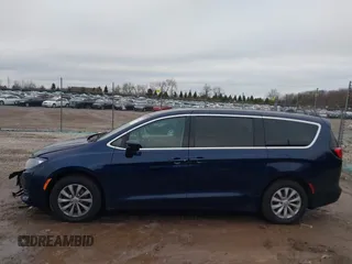 2017 Chrysler Pacifica Touring with VIN 2C4RC1DG3HR592796, listed as a IAAI auction lot 40941158 with 157,291 mi miles and . Bid and sale history available at DreamBid. Image 14.