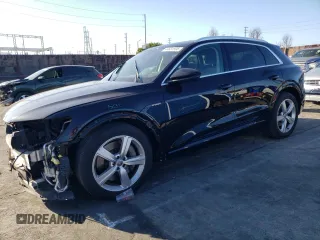 2019 Audi e-tron Premium Plus z VIN WA1LAAGEXKB011980, wystawiony jako Copart lot #44631595 z przebiegiem 68 699 mil mil oraz Szkoda całkowita • Salvage title. Historia ofert i sprzedaży dostępna na DreamBid. Obrazek 1.