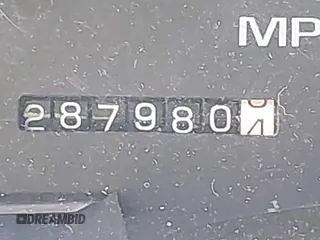 1996 Chevrolet Suburban z VIN 1GNFK16R8TJ397396, wystawiony jako IAAI lot #42367280 z przebiegiem 287 980 mil mil oraz . Historia ofert i sprzedaży dostępna na DreamBid. Obrazek 12.