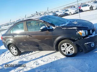 2015 Chevrolet Sonic LT z VIN 1G1JC5SH8F4194265, wystawiony jako IAAI lot #40945117 z przebiegiem 77 229 mil mil oraz . Historia ofert i sprzedaży dostępna na DreamBid. Obrazek 13.