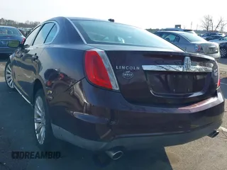 2011 Lincoln MKS z VIN 1LNHL9ERXBG603713, wystawiony jako IAAI lot #41215820 z przebiegiem 133 888 mil mil oraz . Historia ofert i sprzedaży dostępna na DreamBid. Obrazek 3.