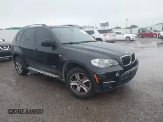2013 BMW X5 xDrive35i z VIN 5UXZV4C53D0B23239, wystawiony jako IAAI lot #42200152 z przebiegiem 173 463 mil mil oraz . Historia ofert i sprzedaży dostępna na DreamBid. Obrazek 1.