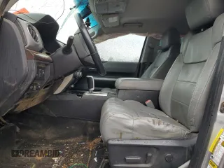 2017 Toyota Tundra Limited z VIN 5TFHW5F1XHX627001, wystawiony jako Copart lot #87833035 z przebiegiem Nie podano mil oraz Szkoda całkowita • Salvage title. Historia ofert i sprzedaży dostępna na DreamBid. Obrazek 7.