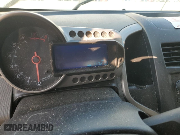 2016 Chevrolet Sonic LS z VIN 1G1JA6SG6G4151340, wystawiony jako Copart lot #50877315 z przebiegiem 117 210 mil mil oraz Szkoda całkowita • Salvage title. Historia ofert i sprzedaży dostępna na DreamBid. Obrazek 9.