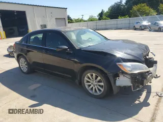 2014 Chrysler 200 Touring z VIN 1C3CCBBB2EN192454, wystawiony jako Copart lot #54772005 z przebiegiem 120 893 mil mil oraz Szkody całkowita. Historia ofert i sprzedaży dostępna na DreamBid. Obrazek 4.