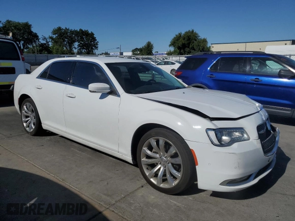 2017 Chrysler 300 Limited z VIN 2C3CCAAG6HH605609, wystawiony jako Copart lot #57677755 z przebiegiem 44 797 mil mil oraz Szkoda całkowita • Salvage title. Historia ofert i sprzedaży dostępna na DreamBid. Obrazek 4.