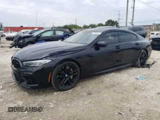 2021 BMW M8 z VIN WBSGV0C08MCF20118, wystawiony jako Copart lot #54980043 z przebiegiem 28 254 mil mil oraz . Historia ofert i sprzedaży dostępna na DreamBid. Obrazek 1.