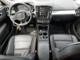 2022 Volvo XC40 Momentum with VIN YV4162UK0N2647095, listed as a Copart auction lot 52417015 with 42,041 mi miles and Salvage title. Bid and sale history available at DreamBid. Image 8.