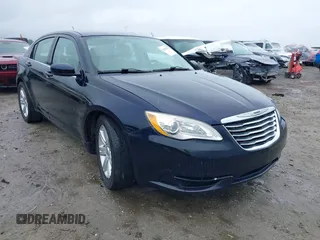 2014 Chrysler 200 Touring z VIN 1C3CCBBB3EN179048, wystawiony jako IAAI lot #42425820 z przebiegiem 91 477 mil mil oraz . Historia ofert i sprzedaży dostępna na DreamBid. Obrazek 1.