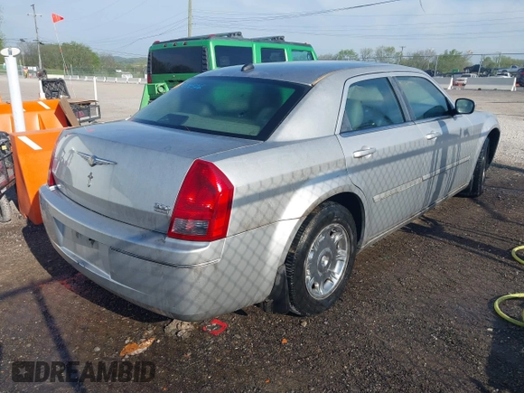 2005 Chrysler 300 with VIN 2C3AA53G15H668274, listed as a IAAI auction lot 42072526 with 175,225 mi miles. Bid and sale history available at carsss.com. Image 4.