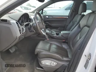 2017 Porsche Cayenne z VIN WP1AA2A24HKA81225, wystawiony jako Copart lot #55251585 z przebiegiem 80 828 mil mil oraz Szkoda całkowita • Salvage title. Historia ofert i sprzedaży dostępna na DreamBid. Obrazek 7.