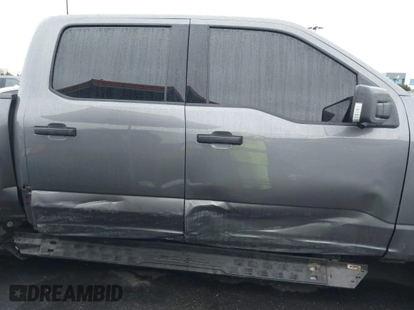 2023 Ford F-150 Lightning Pro z VIN 1FTVW1EL8PWG48559, wystawiony jako IAAI lot #41566599 z przebiegiem 8 830 mil mil oraz . Historia ofert i sprzedaży dostępna na DreamBid. Obrazek 13.