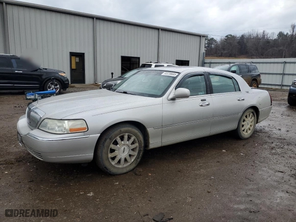 2007 Lincoln Town Car Signature Limited with VIN 1LNHM82W67Y634069, listed as a Copart auction lot 43238685 with 218,610 mi miles and Salvage Title. Bid and sale history available at carsss.com. Image 1.
