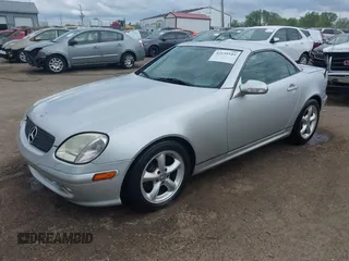 2002 Mercedes-Benz SLK 320 z VIN WDBKK65F82F254735, wystawiony jako IAAI lot #42135544 z przebiegiem 110 886 mil mil oraz . Historia ofert i sprzedaży dostępna na DreamBid. Obrazek 2.