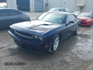 2013 Dodge Challenger SXT z VIN 2C3CDYAG9DH578888, wystawiony jako IAAI lot #42289139 z przebiegiem 121 649 mil mil oraz . Historia ofert i sprzedaży dostępna na DreamBid. Obrazek 2.