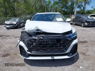 2025 Audi Q8 Premium Plus z VIN WA1EVBF18SD011370, wystawiony jako IAAI lot #42033326 z przebiegiem 164 mil mil oraz . Historia ofert i sprzedaży dostępna na DreamBid. Obrazek 12.