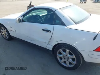 1999 Mercedes-Benz SLK 230/320 z VIN WDBKK47F7XF126995, wystawiony jako IAAI lot #42453023 z przebiegiem 215 676 mil mil oraz . Historia ofert i sprzedaży dostępna na DreamBid. Obrazek 6.
