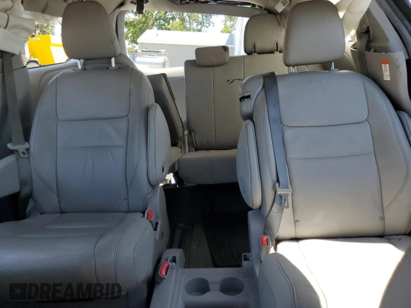 2018 Toyota Sienna XLE Auto Access Seat с VIN 5TDYZ3DC7JS915179, выставлен на аукционе Copart как лот 58565195 с пробегом Не указан миль и Списание • Salvage title. История ставок и продаж доступна на DreamBid. Изображение 10.