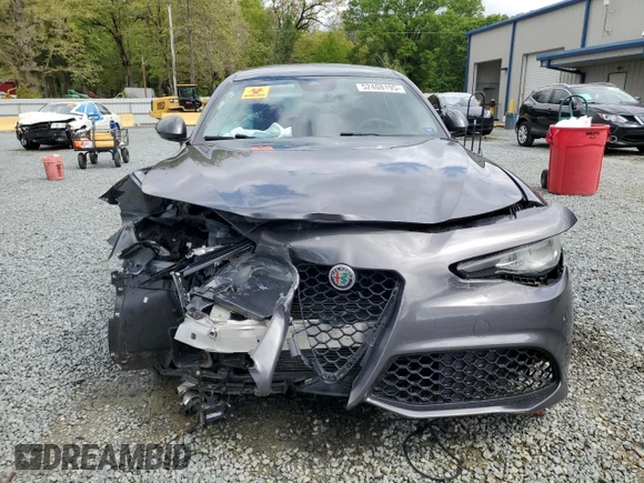 2018 Alfa Romeo Giulia Ti Sport z VIN ZARFAECN3J7576014, wystawiony jako Copart lot #52408195 z przebiegiem Nie podano mil oraz Szkody całkowita. Historia ofert i sprzedaży dostępna na DreamBid. Obrazek 5.