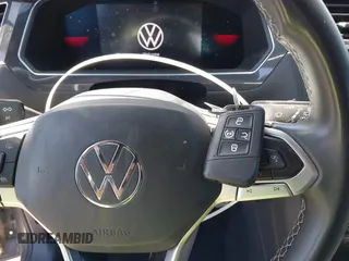 2023 Volkswagen Tiguan SE R-Line Black z VIN 3VVCB7AX1PM057201, wystawiony jako IAAI lot #41977239 z przebiegiem 84 840 mil mil oraz . Historia ofert i sprzedaży dostępna na DreamBid. Obrazek 11.