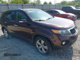 2013 Kia Sorento EX z VIN 5XYKU4A28DG396358, wystawiony jako IAAI lot #42295781 z przebiegiem 186 149 mil mil oraz . Historia ofert i sprzedaży dostępna na DreamBid. Obrazek 1.