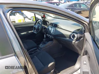 2024 Nissan Versa S z VIN 3N1CN8DV5RL920468, wystawiony jako IAAI lot #42040039 z przebiegiem 22 201 mil mil oraz . Historia ofert i sprzedaży dostępna na DreamBid. Obrazek 5.