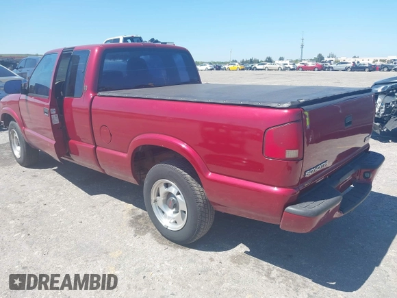2000 GMC Sonoma SLS with VIN 1GTCS1952YK258239, listed as a IAAI auction lot 41789965 with 151,639 mi miles. Bid and sale history available at carsss.com. Image 3.