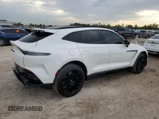 2023 Aston Martin DBX 707 z VIN SD7VUJBW4PTV06800, wystawiony jako Copart lot #79056214 z przebiegiem 6575 mil mil oraz Nie do naprawy. Historia ofert i sprzedaży dostępna na DreamBid. Obrazek 3.