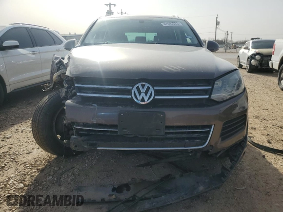 2013 Volkswagen Touareg Exec z VIN WVGEF9BP7DD009467, wystawiony jako Copart lot #47492725 z przebiegiem 109 511 mil mil oraz Szkoda całkowita • Salvage title. Historia ofert i sprzedaży dostępna na DreamBid. Obrazek 5.