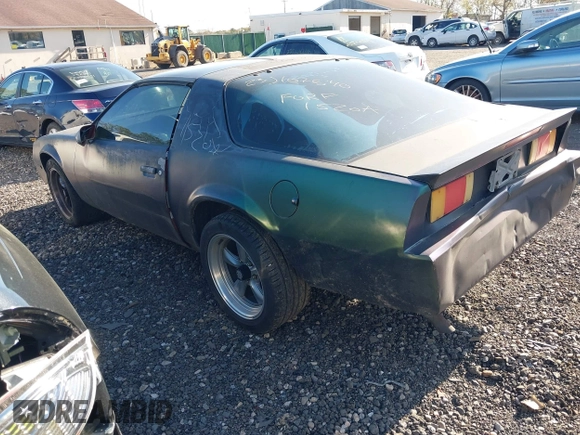 1987 Chevrolet Camaro z VIN 1G1FP21H9HN123969, wystawiony jako IAAI lot #42136912 z przebiegiem 97 026 mil mil oraz . Historia ofert i sprzedaży dostępna na DreamBid. Obrazek 3.