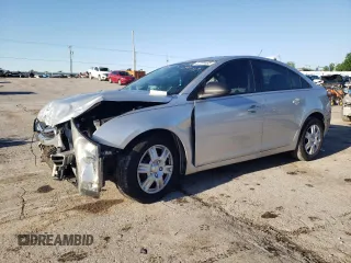 2015 Chevrolet Cruze LS z VIN 1G1PA5SHXF7107268, wystawiony jako Copart lot #55180485 z przebiegiem 118 651 mil mil oraz Szkoda całkowita • Salvage title. Historia ofert i sprzedaży dostępna na DreamBid. Obrazek 1.