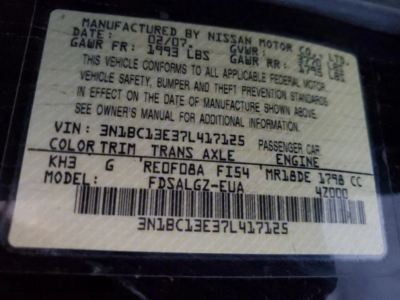 2007 Nissan Versa S z VIN 3N1BC13E37L417125, wystawiony jako Copart lot #57256915 z przebiegiem 131 961 mil mil oraz Szkoda całkowita • Salvage title. Historia ofert i sprzedaży dostępna na DreamBid. Obrazek 12.