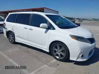 2015 Toyota Sienna SE z VIN 5TDXK3DC1FS581111, wystawiony jako IAAI lot #42673366 z przebiegiem 180 561 mil mil oraz . Historia ofert i sprzedaży dostępna na DreamBid. Obrazek 1.