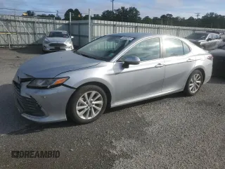 2023 Toyota Camry LE z VIN 4T1C11AK5PU746961, wystawiony jako Copart lot #55843515 z przebiegiem 10 664 mil mil oraz Szkoda całkowita • Salvage title. Historia ofert i sprzedaży dostępna na DreamBid. Obrazek 1.