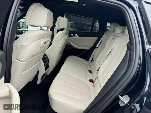 2021 BMW X6 M50i z VIN 5UXCY8C02M9D95172, wystawiony jako Copart lot #84796854 z przebiegiem 75 299 mil mil oraz Czysty tytuł • Clean title. Historia ofert i sprzedaży dostępna na DreamBid. Obrazek 5.
