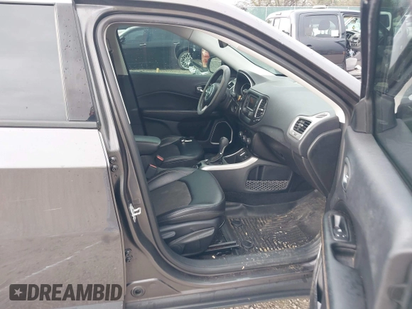 2018 Jeep Compass Latitude with VIN 3C4NJCBB3JT377011, listed as a IAAI auction lot 41886466 with 94,361 mi miles. Bid and sale history available at carsss.com. Image 5.