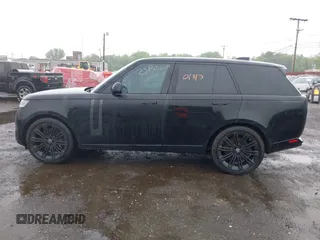 2024 Land Rover Range Rover SE z VIN SALKP9E96RA092327, wystawiony jako IAAI lot #42336138 z przebiegiem 41 600 mil mil oraz . Historia ofert i sprzedaży dostępna na DreamBid. Obrazek 14.