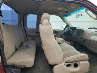2003 Ford F-150 XL z VIN 2FTPX18LX3CA36886, wystawiony jako Copart lot #58194385 z przebiegiem 302 328 mil mil oraz Czysty tytuł • Clean title. Historia ofert i sprzedaży dostępna na DreamBid. Obrazek 10.