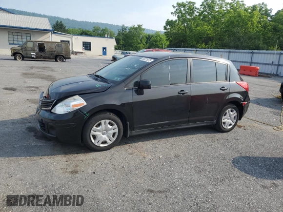 2011 Nissan Versa S z VIN 3N1BC1CP4BL509998, wystawiony jako Copart lot #58521975 z przebiegiem 118 689 mil mil oraz Szkoda całkowita • Salvage title. Historia ofert i sprzedaży dostępna na DreamBid. Obrazek 1.